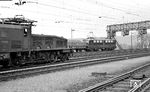 Im Bahnhof Brugg überholt die DB-Leihlok E 40 191 mit Gz 7589 das Schweizer "Krokodil" Be 6/8 III 13309. (04.05.1963) <i>Foto: Karl Wyrsch, Slg. D. Ammann</i>