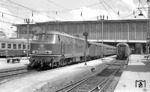 Die Baureihe 210 existierte lediglich in einer Kleinserie von acht Lokomotiven. Ihre Besonderheit war, dass sie eine Gasturbine besaß, die bei Leistungsbedarf zugeschaltet wurde. Dies machte sie zu den stärksten deutschen vierachsigen Diesellokomotiven ihrer Zeit. Hier wartet 210 005 vor einem Schnellzug nach Zürich auf Ausfahrt im Münchener Hauptbahnhof. (03.07.1971) <i>Foto: Frank Lüdecke</i>