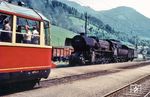 Auf seinen zahlreichen Ausflugsfahrten kam der "Gläserne Zug" 491 001 auch auf die Pyhrnbahn (Linz – Selzthal). Im Bahnhof Spital am Phyrn traf er auf ÖBB 52.3812, die sogar 8 Jahre jünger als der Triebwagen war. (15.06.1970) <i>Foto: Theodor Horn</i>