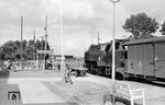 99 321 wartet vor P 4610 nach Bad Doberan im Bahnhof Ostseebad Kühlungsborn Ost auf die Abfahrt. Bis 1938 hieß der Bahnhof Brunshaupten. (24.08.1966) <i>Foto: Gerd Wolff</i>