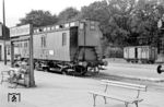 Der dreiachsige DR-Postwagen "2310 Schwerin" der Deutschen Post im Bahnhof Bad Doberan. Rechts steht der schmalspurige kleine Bruder KD4i-Post 996-001 der 'Molli'. (24.08.1966) <i>Foto: Gerd Wolff</i>
