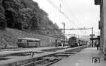 Im Bahnhof Koblenz/CH wartet 795 124 als Pt 1684 nach Radolfzell auf die Fahrgäste der Schweizer Anschlusszüge. (06.06.1970) <i>Foto: Karl Wyrsch, Slg. D. Ammann</i>