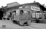 Lok 5 (Zweitbesetzung, Henschel, Baujahr 1913) rangiert an der Güterabfertigung in Plettenberg. Noch 1960 bediente die Kleinbahn 61 Anschlüsse auf dem nur 13 km langen Streckennetz. Lok 5 wurde 1961 ausgemustert. (21.05.1957) <i>Foto: L. Marshall</i>