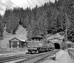 Eine Lokzug, bestehend aus ÖBB 1020.40 (ex E 94 102) mit 1180.06 und 1020.42 (ex E 94 104), in Langen am Arlberg. (12.08.1968) <i>Foto: Oostenrijk</i>