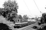 242 253 vom Bw Halle P mit einem Güterzug bei der Gemeinde Oberroßla unweit von Apolda. (25.07.1984) <i>Foto: Thomas Fischer</i>