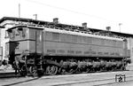Von der Baureihe E 21 wurden 1927 zwei Prototypen von AEG für die Deutsche Reichsbahn entwickelt, die im Zusammenhang mit der Erprobung verschiedener Antriebs- und Laufwerkskonzepte entwickelt wurden. Der Kleinow-Federtopfantrieb, das AEG-Kleinow-Gestell sowie die Peyinghaus-Achslagerung, mit dem diese Maschinen ausgerüstet waren, wurden bis 1945 zum Standard bei allen schnellfahrenden deutschen elektrischen Lokomotiven. Die beiden Lokomotiven hatten einen asymmetrischen Aufbau. Das vordere Ende mit der senkrechten Stirnwand stützte sich auf einem zweiachsigen Drehgestell ab. Die vier Treibachsen waren im Hauptrahmen gelagert. Der hintere Führerstand besaß einen kurzen, halbhohen Vorbau. Im Herbst 1926 nahm die Deutsche Reichsbahn im Bw Leipzig West den Versuchsbetrieb mit E 21 01 auf. Ab 1927 wurde sie beim Bw Hirschberg (Riesengeb) im regulären Betriebsdienst eingesetzt, wo sie bis Anfang 1945 verblieb. Danach ging sie als Reparationsleistung in die Sowjetunion und kehrte Ende 1952 in die DDR zurück. Nach längerer Abstellzeit wurde sie im Juni 1959 aufgearbeitet und im Bw Leipzig Hbf West beheimatet, wo auch Gerhard Illner diese Aufnahme gelang. 1962 wurde sie z-gestellt und am 02.08.1966 ausgemustert. (29.01.1962) <i>Foto: Gerhard Illner</i>