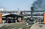 Indian Railways WP 7138 (Canadian Locomotive Company, Baujahr 1955) vor einem Personenzug in Daundej. Insgesamt 755 Lokomotiven der 4-6-2 Pacifics wurden von verschiedenen Herstellern von 1947 bis 1967 gebaut. Die WP war bis zur Einführung von Dieselloks die Standardlok vor renommierten Schnellzügen, wie dem "Taj Express" (Dehli - Agra) oder dem "Grand Trunk Express" (Delhi - Chennai). (08.1968) <i>Foto: Robin Fell</i>
