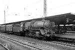50 247 (Bw Schwerte/Ruhr) mit einem Personenzug im Bahnhof Hamm (Westf). Die Lok schied bereits 1964 aus dem Betriebsdienst aus. (1957) <i>Foto: Norbert Steinweis</i>