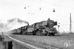 Mit vereinten Kräften befördern 50 502 und 41 362 (beide vom Bw Osnabrück Vbf) einen Güterzug in Hamm (Westf). (1957) <i>Foto: Norbert Steinweis</i>