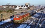 132 267 (Bw Schwerin) fährt mit D 439 nach Stralsund am Lübecker Rangierbahnhof vorbei. (02.1977) <i>Foto: Jochen Lawrenz</i>