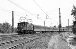 E 17 116 mit E 4860 auf dem Weg nach Stuttgart in Ludwigsburg. (03.06.1959) <i>Foto: Wolfgang Jahn</i>