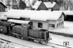 Nach dem Umsetzen steht V 100 1160 vor dem P 2432 nach Bayreuth in Warmensteinach bereit. (23.02.1965) <i>Foto: Kurt Müller</i>