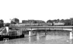 Eine 110 überquert mit dem D 203 "Loreley-Express" (Hoek van Holland - Basel SBB) die Rheinbrücke in der Schweizer Stadt Basel in Richtung Basel SBB.  (01.07.1971) <i>Foto: Karl Wyrsch, Slg. D. Ammann</i>