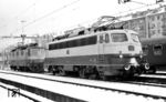 112 492 (Bw Frankfurt/M-1) wartet im Bahnhof Basel SBB auf die Übernahme ihrer Zugleistung. Diese dürfte der TEE 9 "Rheingold" oder F 7 "Rheinblitz" gewesen sein. (20.12.1969) <i>Foto: Karl Wyrsch, Slg. D. Ammann</i>