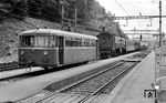 Im Bahnhof Koblenz/CH wartet 795 124 als Pt 1326 im kleinen Grenzverkehr nach Radolfzell auf die Anschlussfahrgäste. Dahinter ist (in das besetzte Gleis!) die SBB Be 4/6 12332 mit GmP 7140 eingefahren. (21.05.1971) <i>Foto: Karl Wyrsch, Slg. D. Ammann</i>