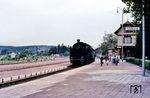 18 603 vom Bw Lindau fährt mit E 766 (München - Buchloe - Memmingen - Aulendorf - Sigmaringen) in den Bahnhof Leutkirch ein. (10.07.1959) <i>Foto: Karl-Ernst Maedel</i>