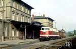 Keine große Anstrengung bedurfte es für diesen Güterzug mit DR 118 344 vom Bw Bautzen im Bahnhof Wilthen. (1984) <i>Foto: Joachim Gampe, Slg. A. Höfig</i>