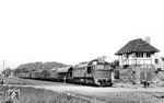 DR 120 341 vom Bw Güsten fährt mit einem Güterzug aus Eickendorf an der Bahnstrecke Magdeburg - Güsten. Das Stellwerk "W 2" ging am 30.05.2007 vom Netz, 120 341 war schon 1991 ausgemustert worden. (24.08.1987) <i>Foto: Thomas Fischer</i>