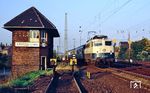110 436 (Bw Dortmund 1) fährt mit E 3934 in den Bahnhof Krefeld-Linn ein. Das mechanische Wärterstellwerk "Lw" ging Anfang 2001 außer Betrieb. (18.10.1989) <i>Foto: Wolfgang Bügel</i>