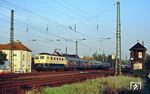 141 393 (Bw Hagen-Eckesey) passiert mit N 5091 das 89 Jahre alte mechanische Fahrdienstleiterstellwerk "Of" (Baujahr Jüdel) im Bahnhof Krefeld-Oppum.  (18.10.1989) <i>Foto: Wolfgang Bügel</i>