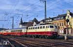 114 504 zog den "TEE Rheingold" anlässlich der Feierlichkeiten in einem Rundkurs von Bonn über Koblenz - Linz - Köln durch das Rheintal. Hier fährt der Sonderzug in den Bahnhof Remagen ein. (21.10.1989) <i>Foto: Joachim Bügel</i>