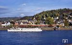 In Linz am Rhein überholt der Sonderzug "TEE Rheingold" (Er 25624) mit 114 504 das niederländische Flusskreuzfahrtschiff "Victoria Regia" auf dem Rhein. (21.10.1989) <i>Foto: Joachim Bügel</i>