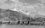 E 44 060 vom Bw Garmisch-Partenkirchen fährt mit P 2911 aus Innsbruck (- Mittenwald) vor der Kulisse der Zugspitze in den Bahnhof Garmisch-Partenkirchen ein. (23.05.1957) <i>Foto: Carl Bellingrodt</i>