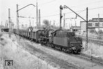 50 1153 (Bw Kornwestheim) verlässt mit einem Güterzug den Rangierbahnhof Kornwestheim. Er befindet sich westlich der Stadt im Norden der Region Stuttgart und wurde 1918 durch die Königlich Württembergischen Staats-Eisenbahnen in Betrieb genommen.  (06.1959) <i>Foto: Wolfgang Jahn</i>