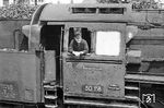 Ein gut gelaunter Lokführer auf der Kornwestheimer 50 118. Die Lok wurde im Februar 1940 fabrikneu dem Bw Berlin-Lichtenberg zugeteilt und am 22.12.1975 beim Bw Ulm ausgemustert. (06.1959) <i>Foto: Wolfgang Jahn</i>
