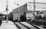 An den Bahnpostverladegleisen im Starnberger Flügelbahnhof des Münchener Hauptbahnhofs treffen sich E 16 04 und E 17 107. (10.1959) <i>Foto: Wolfgang Jahn</i>