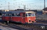 724 001 diente zur Prüfung von Indusi-Streckeneinrichtungen. Am 21. Juni 1963 war der Uerdinger Schienenbus der Vorserie mit der Fahrzeugnummer VT 95 906 ausgemustert und im Ausbesserungswerk Kassel zum Prüfwagen für Indusi-Streckeneinrichtungen umgebaut worden. Die Laufleistung des Fahrzeugs betrug zu diesem Zeitpunkt 1.236.000 Kilometer. Als "6205 Wt" bezeichnet, nahm er am 25. Februar 1964 beim Bahnbetriebswerk Wuppertal-Steinbeck seinen Dienst auf und ersetzte die bis dahin für diesen Zweck vorgehaltene Messdraisine. Ab 1. Januar 1968 trug er im computerlesbaren Nummerierungsschema die Bezeichnung 724 001-3. Hier ist er in Münster Hbf unterwegs. (04.12.1969) <i>Foto: Bernd Kappel</i>