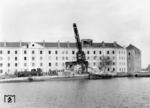 1941 begannen die deutschen Besatzungstruppen mit der Errichtung der U-Boot-Basis im Hafen von St. Nazaire. Auch wenn nur ein im Hafengleis stehender R-Wagen mit Bremserhaus den Eisenbahnbezug herstellt, ein einmaliges Bilddokument des RVM-Fotografen. (1944) <i>Foto: RVM (Ittenbach)</i>