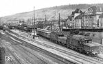 Mit einem langen Güterzug fahren die Kornwestheimer E 94 131 und E 94 055 durch den Bahnhof Esslingen (Neckar). E 94 055 war die letzte von vier E 94, die am 6. Februar 1954 von der DR an die DB gegen Material zur Elektrifizierung getauscht wurde. Zuvor war sie als Kriegsbeute am 30.07.1952 aus der UdSSR in die DDR zurückgekehrt. (20.04.1958) <i>Foto: Carl Bellingrodt</i>