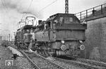 Diese ungewöhnliche Kombination aus 94 1039 und einer E 94 war im Rangierbahnhof Kornwestheim unterwegs. (02.1960) <i>Foto: Wolfgang Jahn</i>