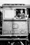 Ein gut gelaunter Heizer auf der Kornwestheimer 50 455 im Bahnhof Backnang. Die im September 1940 in Schwerin in Dienst gestellte Lok schied am 3. Juni 1965 aus dem Betriebsdienst aus. (04.1960) <i>Foto: Wolfgang Jahn</i>