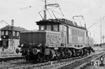 Die Baureihe E 94 war als Nachfolgebaureihe der E 93 vorgesehen und wurde für den schweren Güterverkehr, insbesondere den Rampendienst auf der Frankenwaldbahn und der Geislinger Steige konzipiert. Folgerichtig tauchte sie auch bald beim Bw Kornwestheim auf, wie E 94 122, die dem Bw am 09.11.1943 fabrikneu zugeteilt wurde. (07.1960) <i>Foto: Wolfgang Jahn</i>