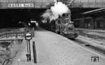 Lok 30 der DEBG setzt als Triebwagenersatz im Bahnhof Basel Bad Bf um. Anschließend wird sie den T 28 (diesmal als lokbespannten Einwagenzug) zurück nach Haltingen fahren. Interessant ist auch das beleuchtete Schutzsignal Sh 0 (Halt! Fahrverbot!) vor dem Prellbock. (15.07.1962) <i>Foto: Karl Wyrsch, Slg. D. Ammann</i>