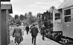 Der Ersatzzug mit Lok 30 ist im Bahnhof Binzen angekommen. Der Fahrgastwechsel in der dörflichen Idylle findet vor der Lok einfach über das Gleis statt. (15.07.1962) <i>Foto: Karl Wyrsch, Slg. D. Ammann</i>