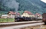 18 617 ist mit E 689 (Lindau - Augsburg) in Immenstadt eingetroffen. Von 9.38 Uhr bis 9.50 Uhr hatte der Zug hier einen Aufenthalt, um die Kurswagen des P 2454 aus Oberstdorf zu übernehmen. (14.07.1959) <i>Foto: Karl-Ernst Maedel</i>