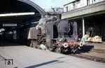 Die ursprünglich spanische Konstruktion von Vierzylinder-Verbunddampflokomotiven mit der Achsfolge 2'D2' war ab Mitte der 1920er Jahre auch auf französischen Gleisen zu finden. Die elsaß-lothringischen Eisenbahnen (AL) beschafften in den Jahren 1929/30 dreißig Lokomotiven dieses Typs. In Deutschland wurde eine Lok dieser Reihe bekannt (242 TA 602), die nach Kriegsende in Mühlhausen/Thüringen aufgefunden und später von der Reichsbahn der DDR als 79 001 eingereiht wurde. Karl-Ernst Maedel traf SNCF 242 TA 625 im Bahnhof Strasbourg an. (08.1964) <i>Foto: Karl-Ernst Maedel</i>