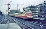 Ein VT 11 des Bw Frankfurt-Griesheim verlässt als TEE 31 "Rhein-Main" nach Amsterdam CS den Koblenzer Hauptbahnhof. (02.1965) <i>Foto: Gerhard Röder</i>