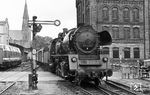 Die DR-Neubaulok 50 4063 vom Bw Schwerin (LKM, Baujahr 1960) fährt mit einem Personenzug in Schwerin Hbf ein. Links ist die Paulskirche zu sehen. Der Bahnübergang ist heute verschwunden. (1968) <i>Foto: Jürgen Munzar</i>