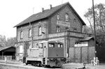 Die Engelsdorfer 101 116 im Bahnhof Brandis. Der Bahnhof befindet sich heute im Dornröschenschlaf. Auf dem ehemaligen Bahnsteig wachsen meterhohe Bäume. Ein Großteil der Gleise ist von Büschen überwuchert.  (14.05.1987) <i>Foto: Thomas Fischer</i>