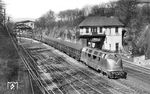 V 200 002 vom Bw Frankfurt-Griesheim brummt mit dem E 711 (Frankfurt/M - Köln - Hagen) aus dem Bahnhof Wuppertal-Elberfeld (heute Wuppertal Hbf). (1954) <i>Foto: Carl Bellingrodt</i>