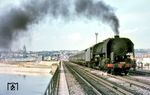 SNCF 141 R 309 verlässt über die Liane-Brücke den Bahnhof Boulogne-sur-Mer. (08.1967) <i>Foto: Robin Fell</i>