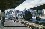 Die von 1948 bis 1952 gebaute Reihe 241 P der französischen Staatsbahn SNCF galt als die leistungsfähigste Dampflok Europas. Hier fährt eine 241 P mit einem Schnellzug in den Bahnhof Belfort an der Bahnstrecke Paris–Mulhouse ein. (07.1967) <i>Foto: Robin Fell</i>