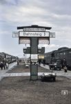 Der mechanische Zugzielanzeiger im Fährbahnhof Großenbrode Kai. Auf Gleis 10 steht der F 212 "Skandinavien-Italien-Express" nach Rom, daneben auf Gleis 11 der F 192 "Skandinavien-Holland-Express" nach Hoek van Holland. Der Bahnhof Großenbrode Kai wurde 1963 mit Eröffnung der 'Vogelfluglinie' geschlossen. (05.1961) <i>Foto: Collection Robin Fell</i>