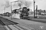50 4014 brettert mit einem Güterzug durch ihren Heimatbahnhof Kirchweyhe. (1964) <i>Foto: Robin Fell</i>