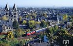 Mittlerweile hat auch der "Blaue Enzian" mit V 200 033 die Rheinseite gewechselt und fährt in Andernach zum Ausgangsort nach Bonn. (22.10.1989) <i>Foto: Wolfgang Bügel</i>
