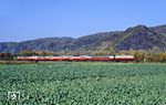 Den gegenläufigen Zug zum nachgestellten "Blauen Enzian" bestritt 114 502 vor dem "Rheingold", der hier bei Namedy auf Andernach zufährt. (22.10.1989) <i>Foto: Wolfgang Bügel</i>